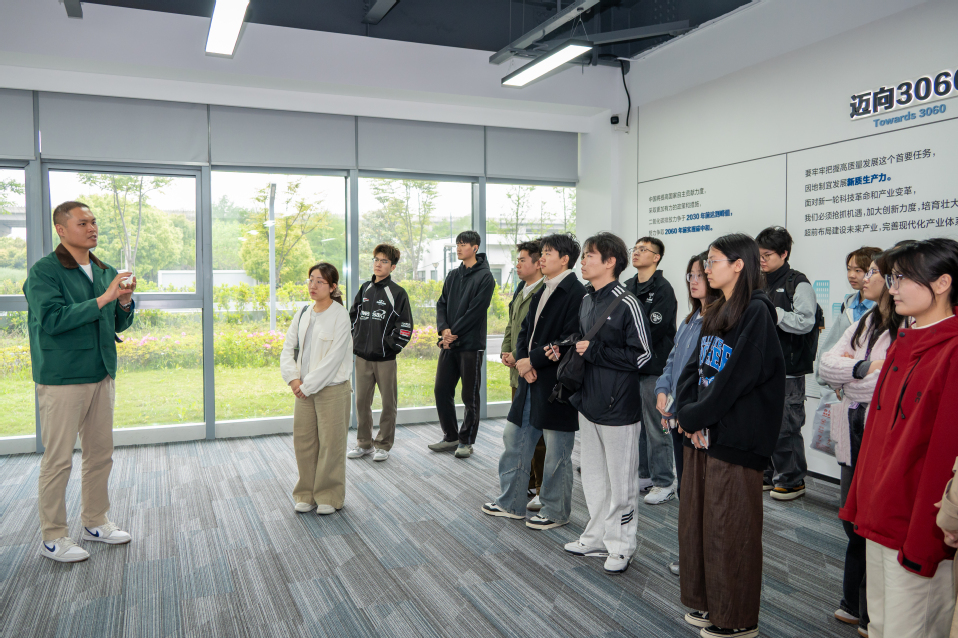 世界杯体育官方网站师生赴上海融和元储能源有限公司参观学习